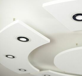 Deckensegel als 5-teiliges Akustikelement mit integrierter LED- Beleuchtung