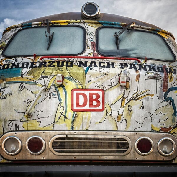 Lokomotive Die Lokomotive zum Sonderzug nach Pankow mit eindrucksvollem Graffiti
